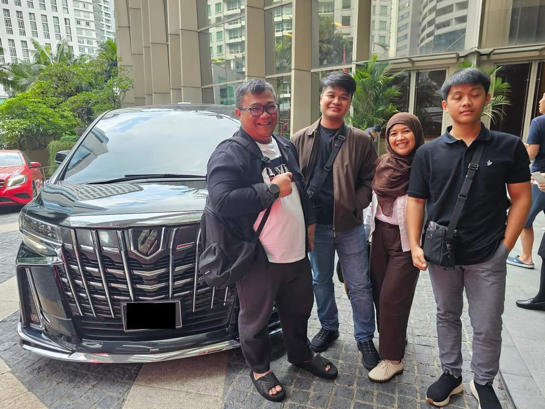 Zen Rides passengers with their Alphard at a hotel
